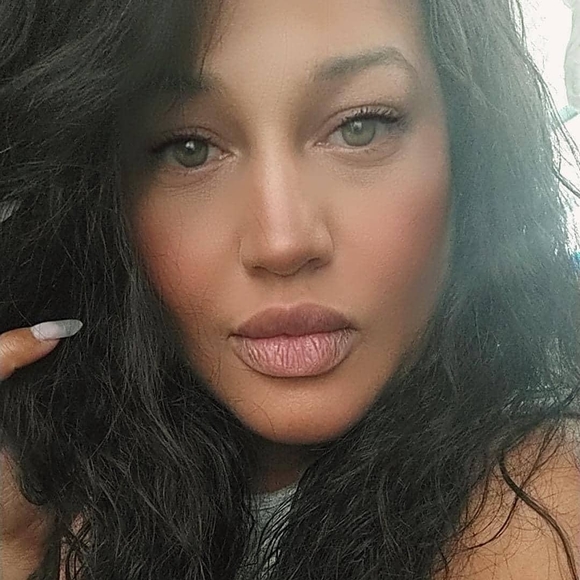 Meet your Posher, Erica - Picture 1 of 16